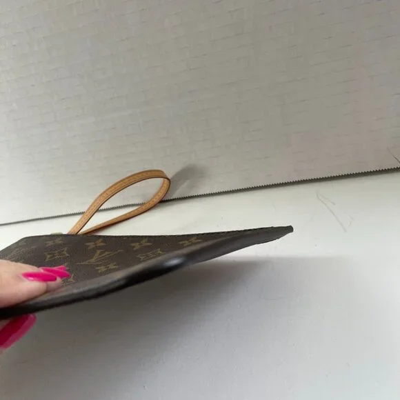 Louis Vuitton Monogram Canvas Neverfull Pouch Red Interior  (116630-1) - Picture 4 of 9